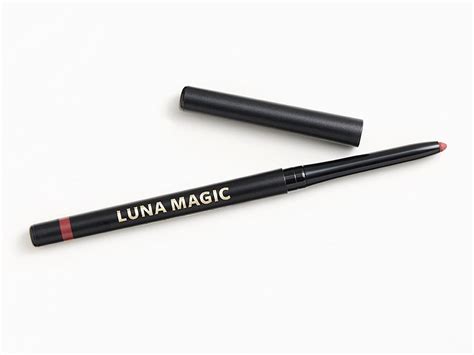 Get the Perfect Lip Shape with Luna Magic Lip Liner
